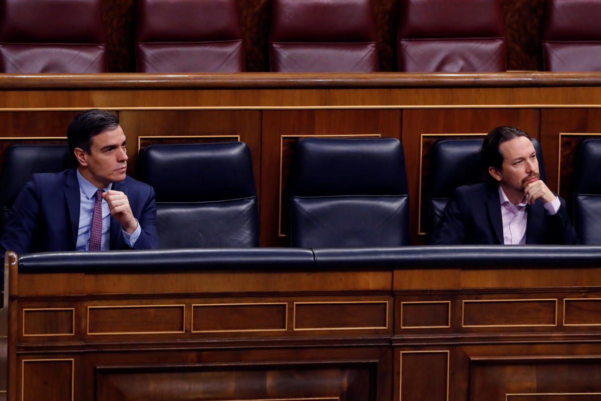 El presidente del Gobienro, Pedro Sánchez (i), y el vicepresidente segundo, Pablo Iglesias, durante la primera sesión de control al Ejecutivo celebrada en el Congreso desde que se declaró el estado de alarma el pasado 14 de marzo, un pleno reclamado desde