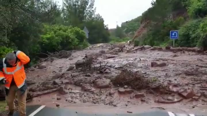 Desprendimiento en la carretera de Gava a Begues despues de las lluvias
