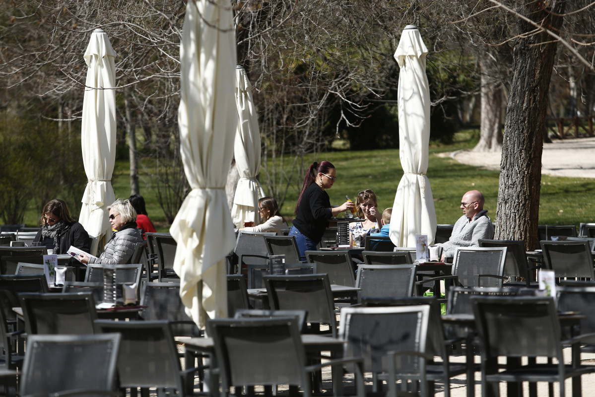 Hosteleros, hostelero, hostelería, camareros, camarero, camarera, personas trabajando, trabajo, trabajador, trabajadores, paro, parados, bar, bares, sentarse, sentar, sillas, tomar algo, terraza, ter