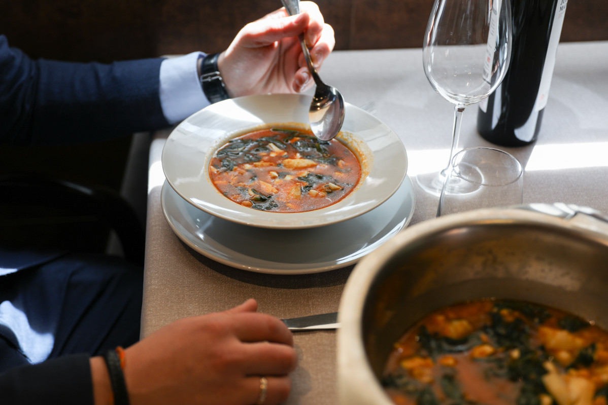 Un hombre como un plato de potaje de vigilia en el restaurante La Cantina de la Estación (Calle Sor Angela de la Cruz 17, Madrid).