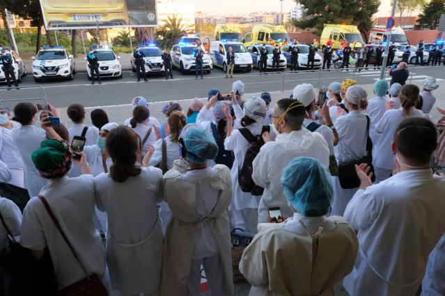 Los alcaldes de cinco ciudades del Baix Llobregat (Barcelona) han rendido homenaje este sábado al personal sanitario del Hospital Moisès Broggi en Sant Joan Despí, junto a policías y miembros del servicio de emergencias.