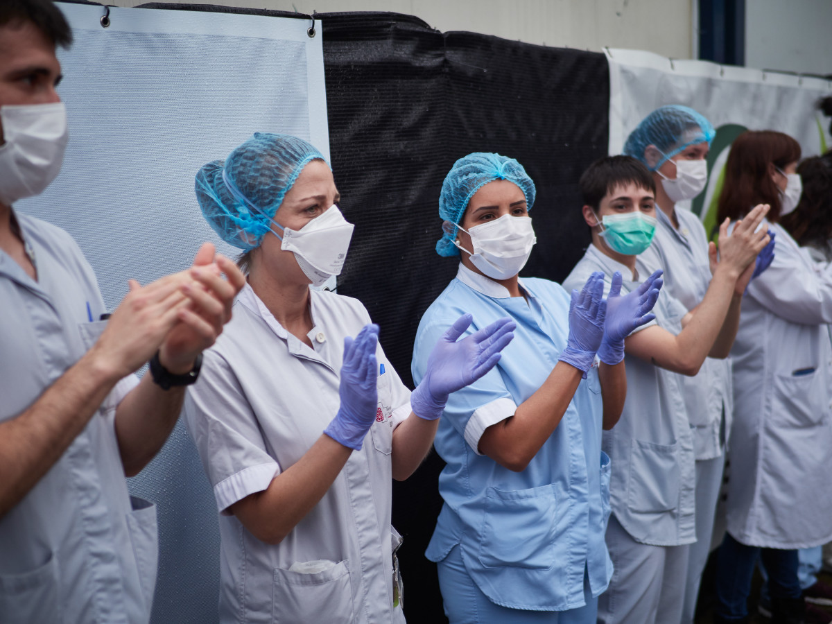 Varios sanitarios agradecen los aplausos durante el homenaje recibido por los trabajadores del transporte público en el Hospital de Navarra durante el confinamiento impuesto por el Estado de Alarma provocado por el coronavirus, COVID19. En Pamplona, Navar