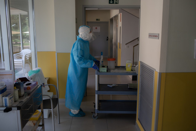 Un voluntario de la ONG Proactiva Open Arms prepara en un pasillo el material para realizar test rápidos de Covid-19 a los residentes de la Residencia Geriátrica Redós de Sant Pere de Ribes, Catalunya (España) a 30 de abril de 2020.