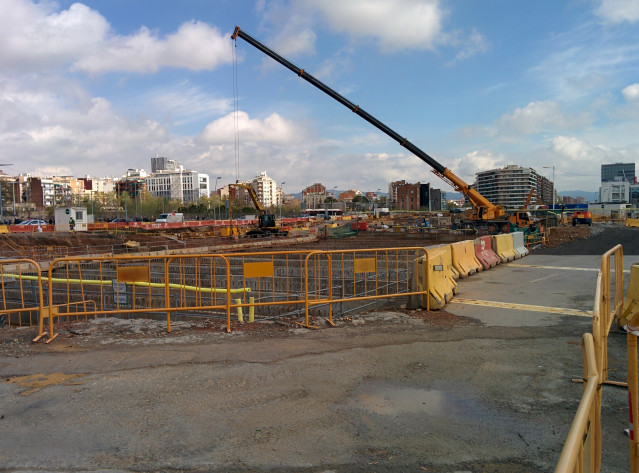 Obras de construcción de la nueva plaza de Glòries, en Barcelona