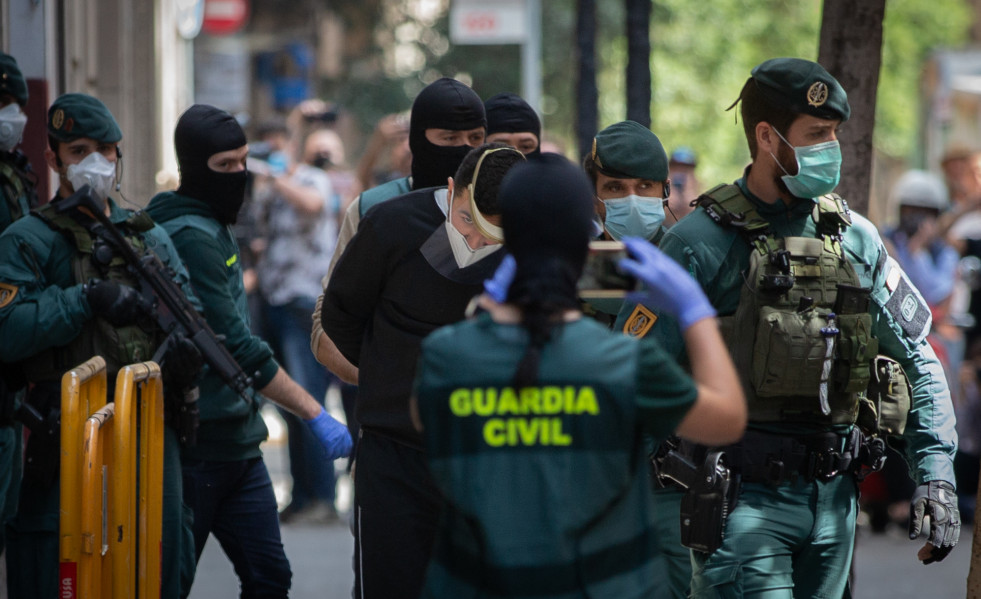 Agentes de la Guardia Civil totalmente protegidos detienen al presunto yihadista en un domicilio de la calle de Josep Anselm Clavé en el distrito de Ciutat Vella de Barcelona por supuestamente buscar
