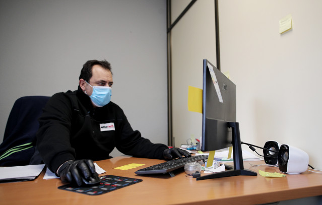 Un operario protegido con una mascarilla y guantes trabaja desde el ordenador, en Madrid (España), a 14 de abril de 2020.