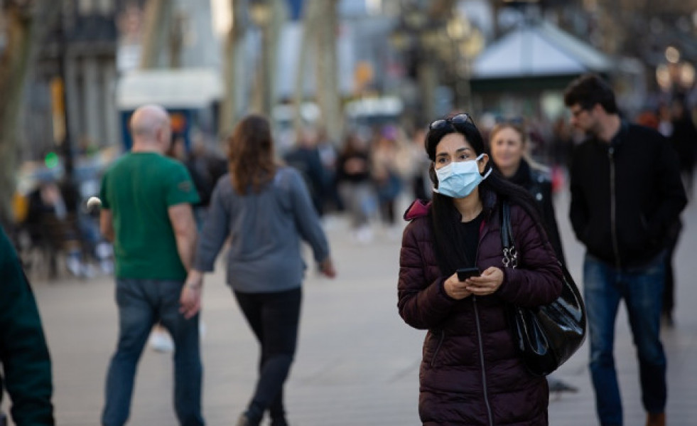 Mujer mascarilla camina ramblas barcelona