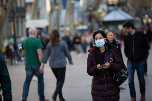 Mujer mascarilla camina ramblas barcelona