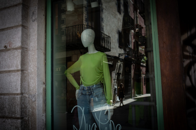Escaparate de una tienda cerrada durante el estado de alarma en Barcelona
