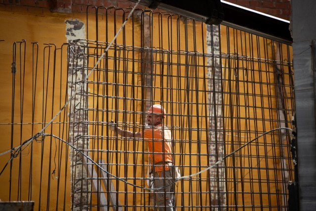 Un operario trabaja en la obra de un edificio, en una imagen de archivo