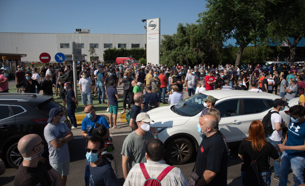 Trabajadores de la planta de producción de Nissan en Barcelona se concentran en el exterior de la fábrica en la Zona Franca el día en el que fabricante japonés de automóviles, como parte de su nu