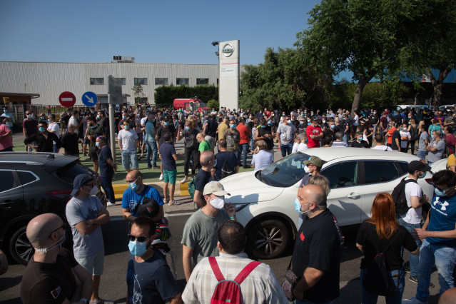 Trabajadores de la planta de producción de Nissan en Barcelona se concentran en el exterior de la fábrica en la Zona Franca el día en el que fabricante japonés de automóviles, como parte de su nuevo plan estratégico a medio plazo, ha decidido cerrarla