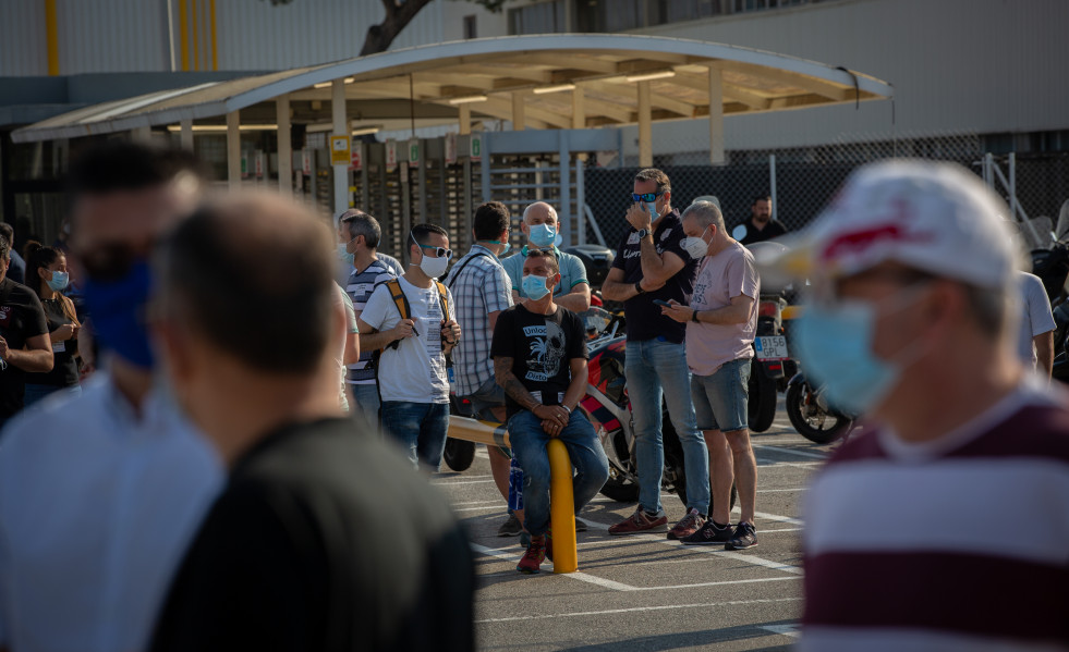 Trabajadores de la planta de producción de Nissan en Barcelona se concentran en el exterior de la fábrica en la Zona Franca el día en el que fabricante japonés de automóviles, como parte de su nu