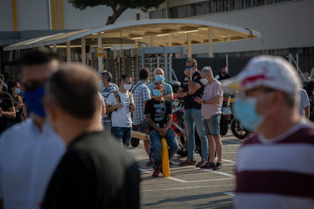 Trabajadores de la planta de producción de Nissan en Barcelona se concentran en el exterior de la fábrica en la Zona Franca el día en el que fabricante japonés de automóviles, como parte de su nuevo plan estratégico a medio plazo, ha decidido cerrarla. El