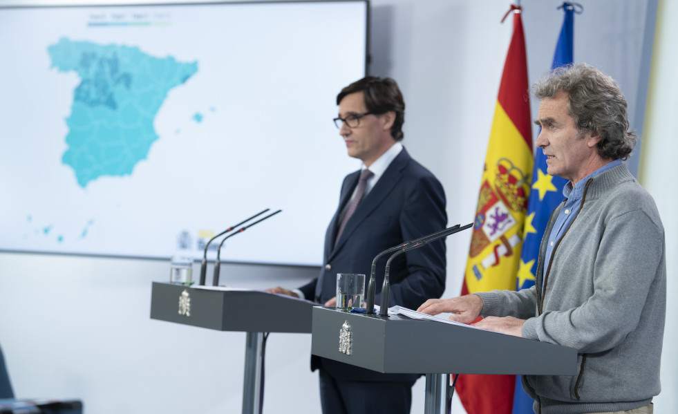 El ministro de Sanidad, Salvador Illa, y el director del Centro de Coordinación de Alertas y Emergencias Sanitarias, Fernando Simón, durante la rueda de prensa de Sanidad para anunciar qué territor
