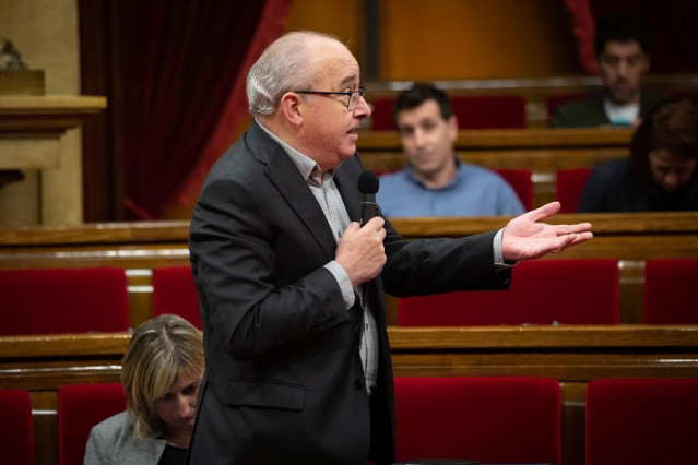 El conseller Josep Bargalló durante el pleno del Parlament