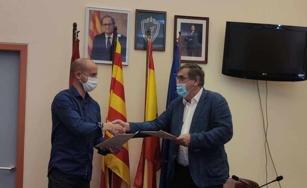Firma del pacto entre el PSC y Cs en Sant Esteve Sesrovires (Barcelona).