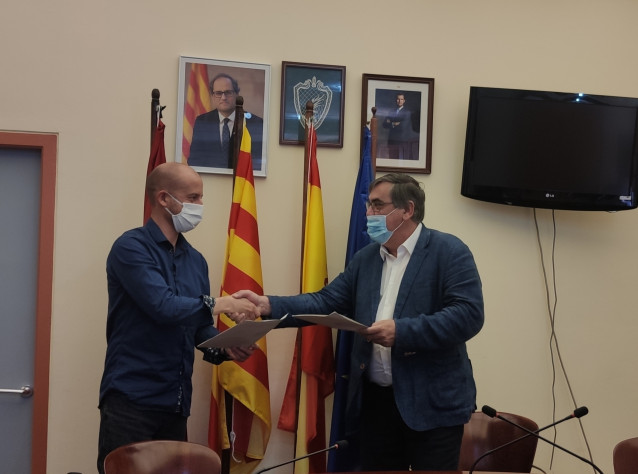 Firma del pacto entre el PSC y Cs en Sant Esteve Sesrovires (Barcelona).