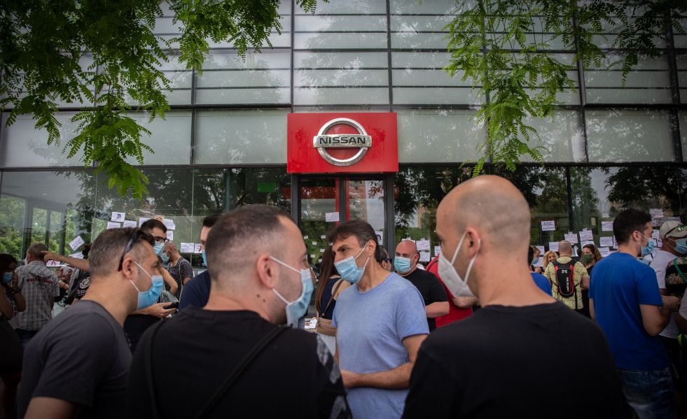 Trabajadores de Nissan cortan la Gran Vía de L’Hospital (Barcelona), cerca del concesionario de Nissan Motor Llansà. En Barcelona, Catalunya (España), a 29 de mayo de 2020.