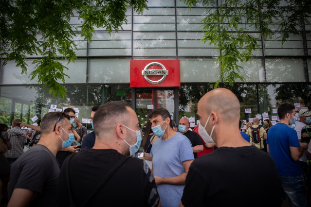 Trabajadores de Nissan cortan la Gran Vía de L’Hospital (Barcelona), cerca del concesionario de Nissan Motor Llansà. En Barcelona, Catalunya (España), a 29 de mayo de 2020.