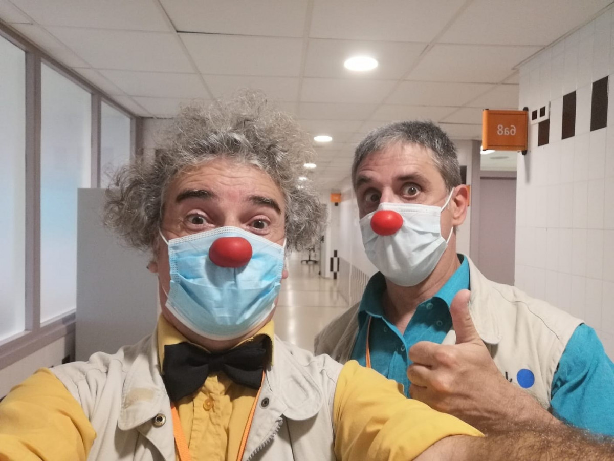 Dos integrantes de Pallapupas, durante una de sus primeras visitas a pacientes infantiles de los hospitales catalanes tras finalizar las principales restricciones de acceso a los centros a causa de la