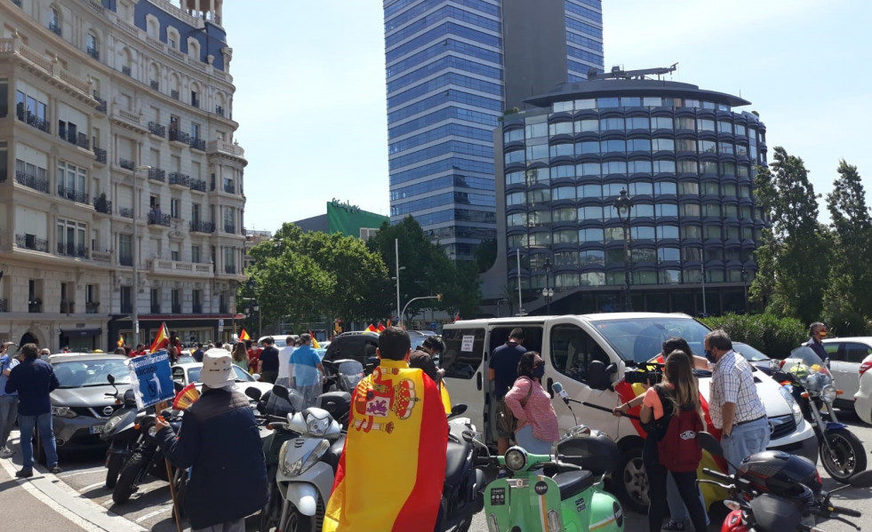 Personas se concentran en la plaza Francesc Macià de Barcelona por la manifestación en coche de Vox