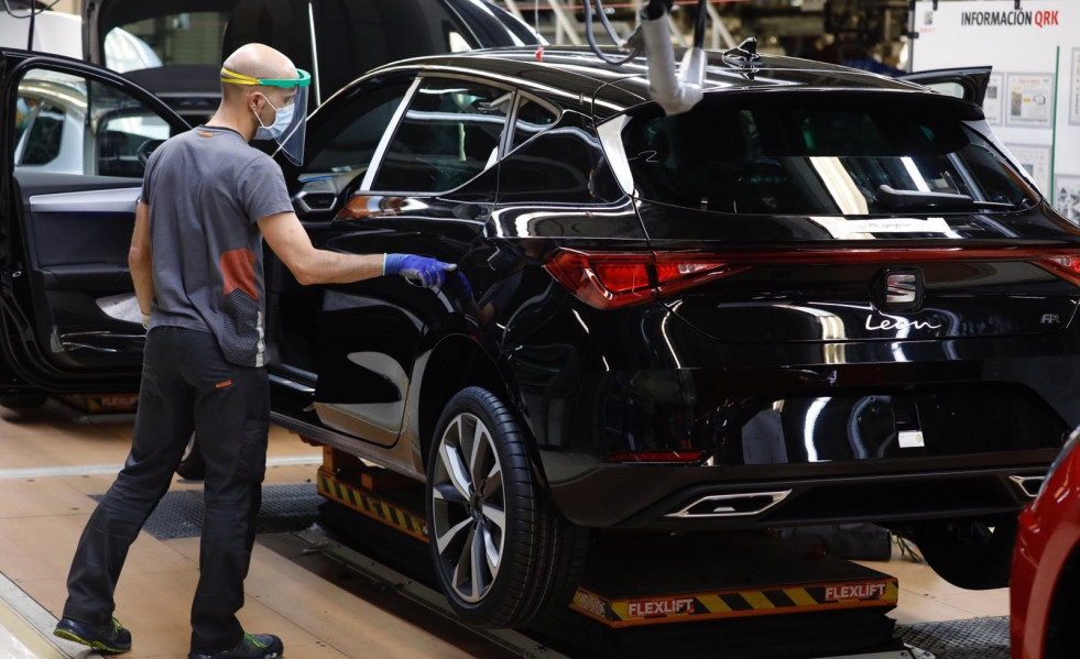 Un trabajador de la línea de producción del Seat León de la fábrica de Martorell (Barcelona) de Seat