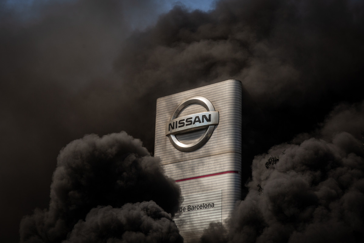 Trabajadores de la planta de producción de Nissan en Barcelona queman neumáticos en el exterior de la fábrica en la Zona Franca el día en el que fabricante japonés de automóviles, como parte de 