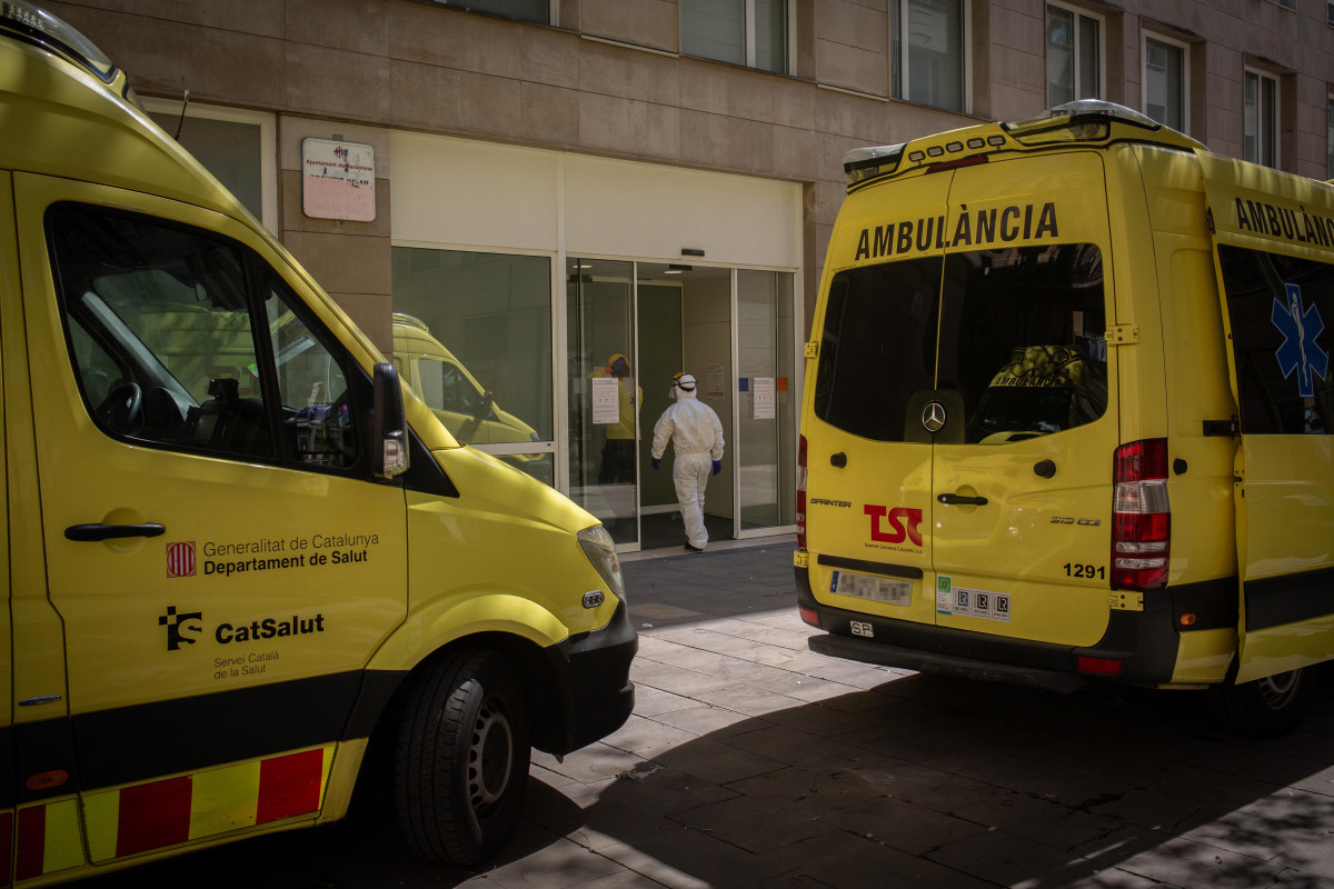 Un sanitario protegido con un traje entra al Centro de Emergencias de Atención Primaria Pere Camps en el Raval (Archivo)