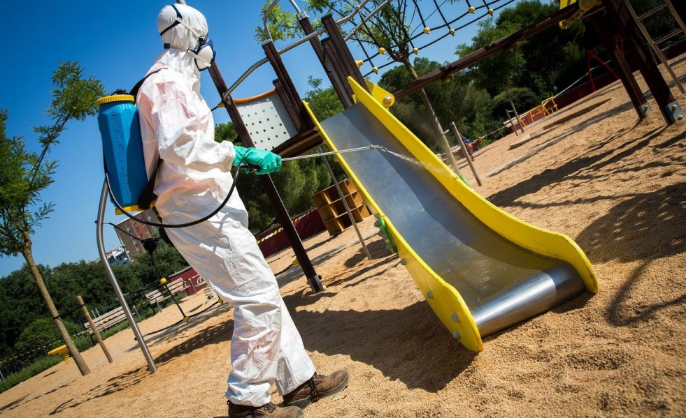 El AMB limpia y desinfecta juegos infantiles, equipamientos deportivos y fuentes de parques metropolitanos