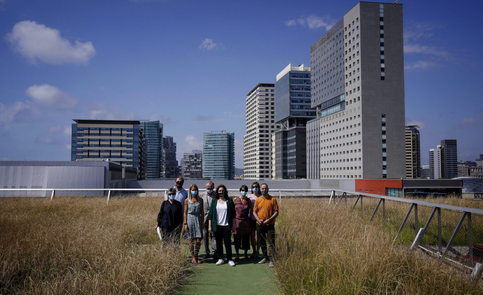La alcaldesa de Barcelona, Ada Colau, en la presentación del primer 'Terrat Viu' en la cubierta del Museu de Ciències Naturals