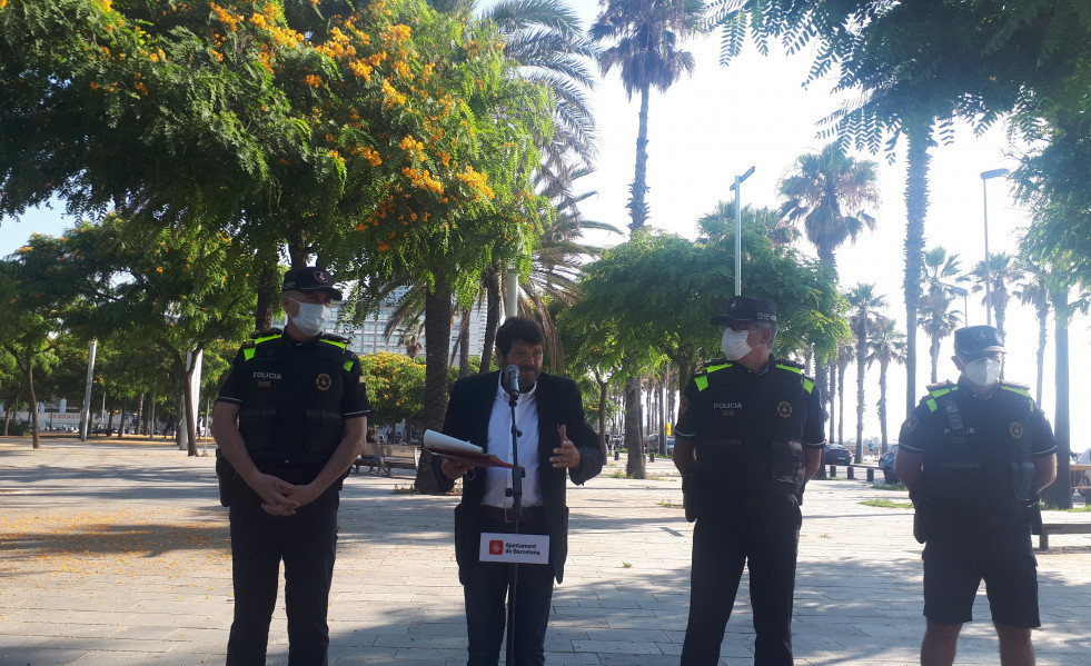 El jefe de la Guardia Urbana, Pedro Velázquez; el teniente de alcalde de Seguridad de Barcelona, Albert Batlle; y el intendente mayor del cuerpo, Ricardo Salas durante una rueda de prensa antes de vi