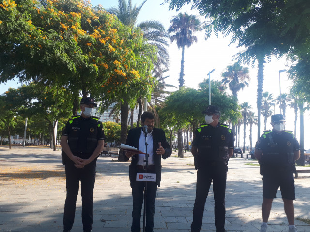 El jefe de la Guardia Urbana, Pedro Velázquez; el teniente de alcalde de Seguridad de Barcelona, Albert Batlle; y el intendente mayor del cuerpo, Ricardo Salas durante una rueda de prensa antes de visitar el Grup de Platges de la Barceloneta.