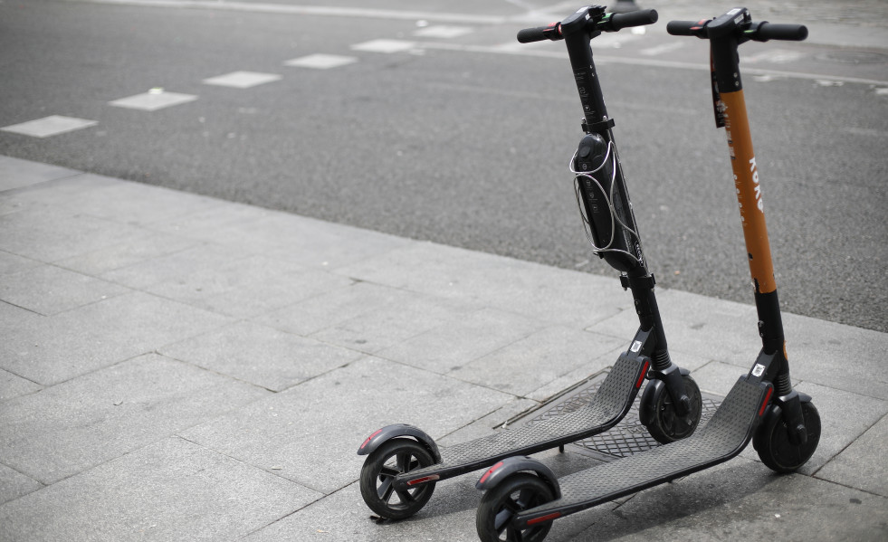 Dos patinetes eléctricos aparcados, imagen de archivo