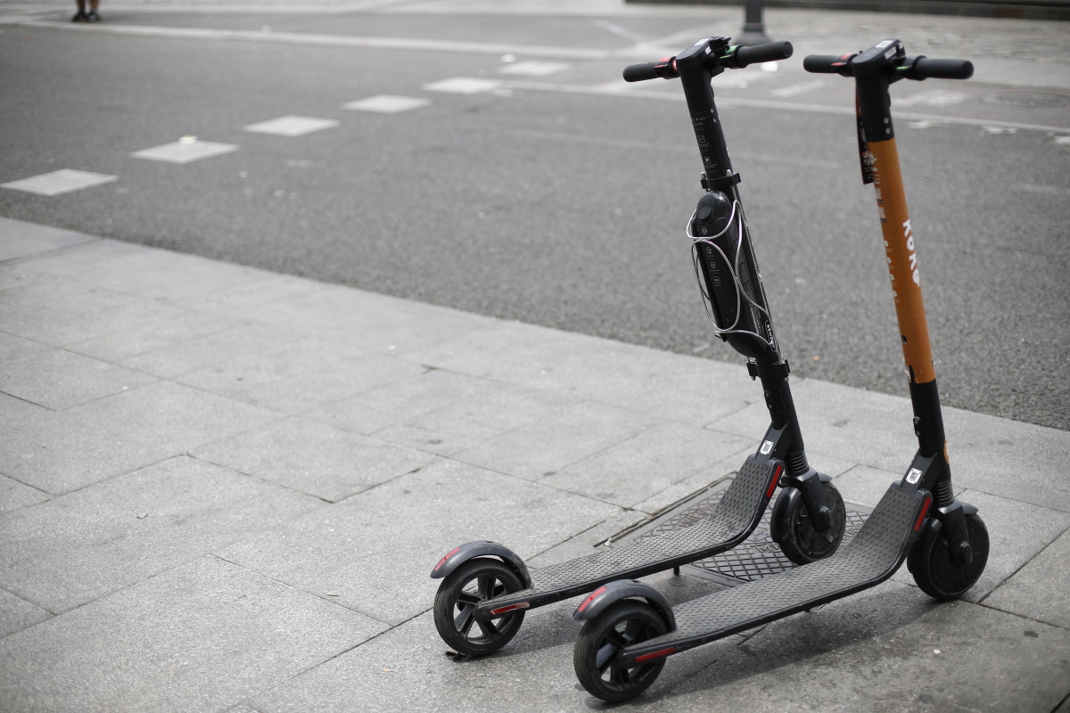 Dos patinetes eléctricos aparcados, imagen de archivo