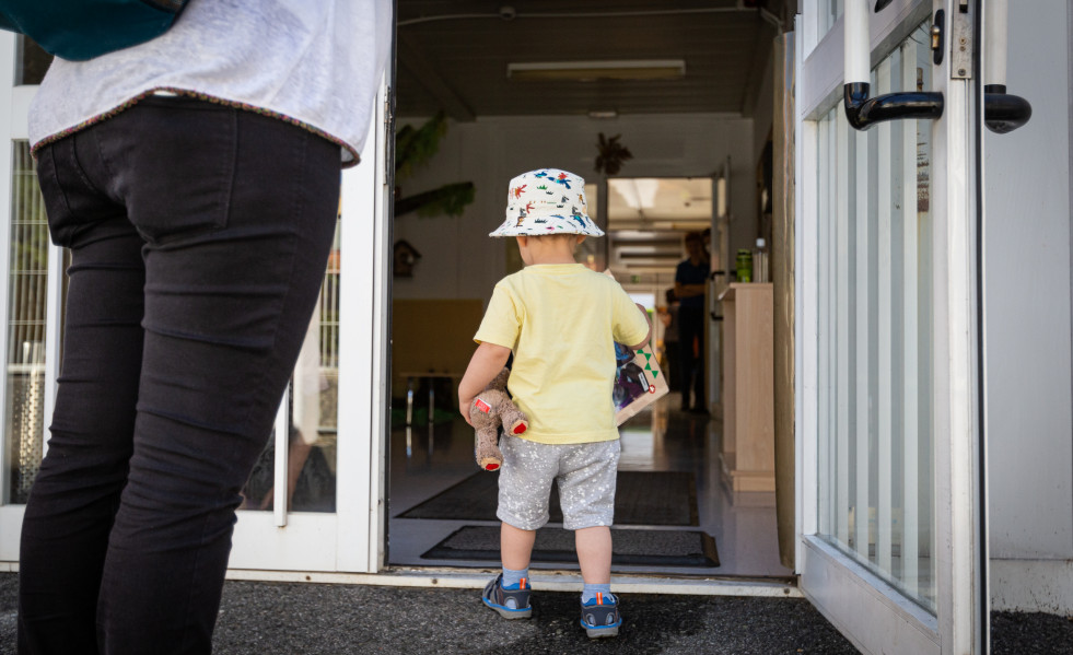 Un niño pequeño entra por la puerta hacia el interior de las instalaciones de una guardería de Vitoria-Gasteiz, donde desde el pasado 8 de junio el Gobierno de Euskadi permitió la apertura de guar