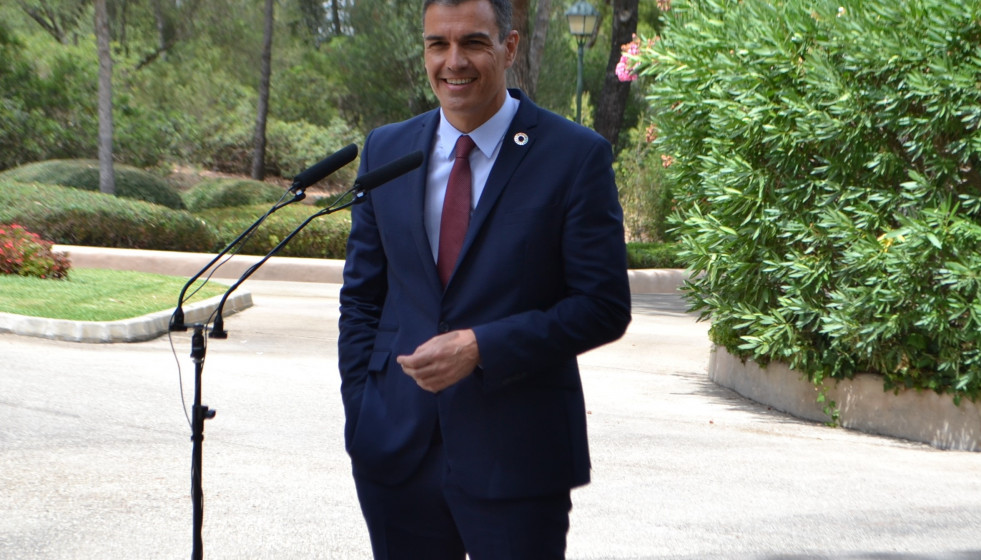 El presidente del Gobierno, Pedro Sánchez, en su comparecencia ante los medios tras despachar con el Rey en el Palacio de Marivent.