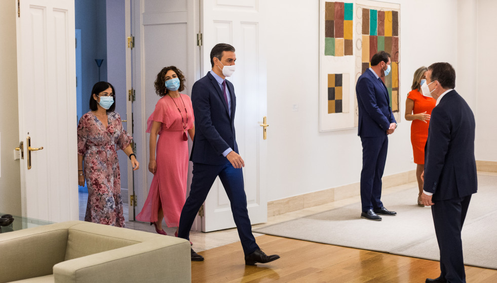 El presidente del Gobierno, Pedro Sánchez (3i), acompañado por la ministra de Hacienda, María Jesús Montero (2i); y la ministra de Política Territorial y Función Pública, Carolina Darias (1i), 