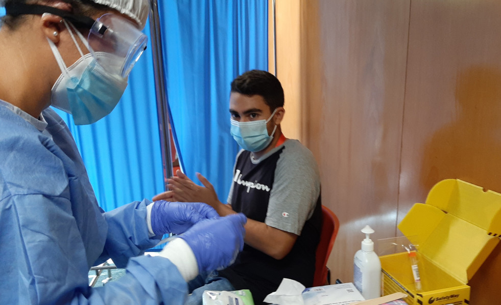 Profesional sanitario realiza una prueba PCR