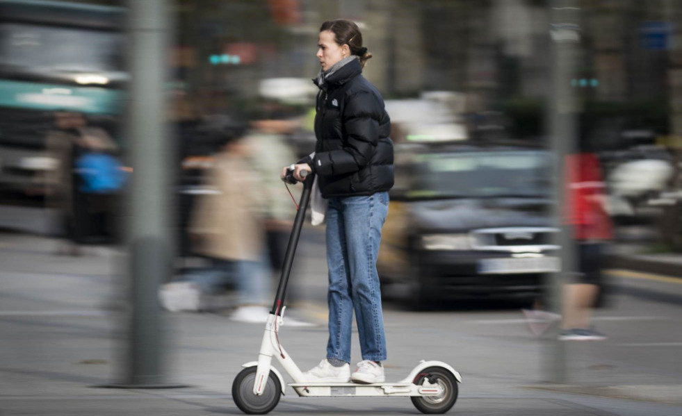 Una persona circulando en patinete eléctrico.