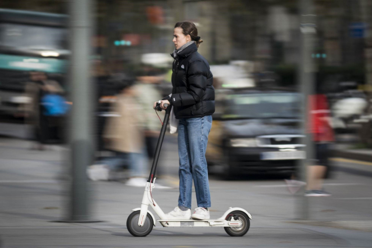 Una persona circulando en patinete eléctrico.