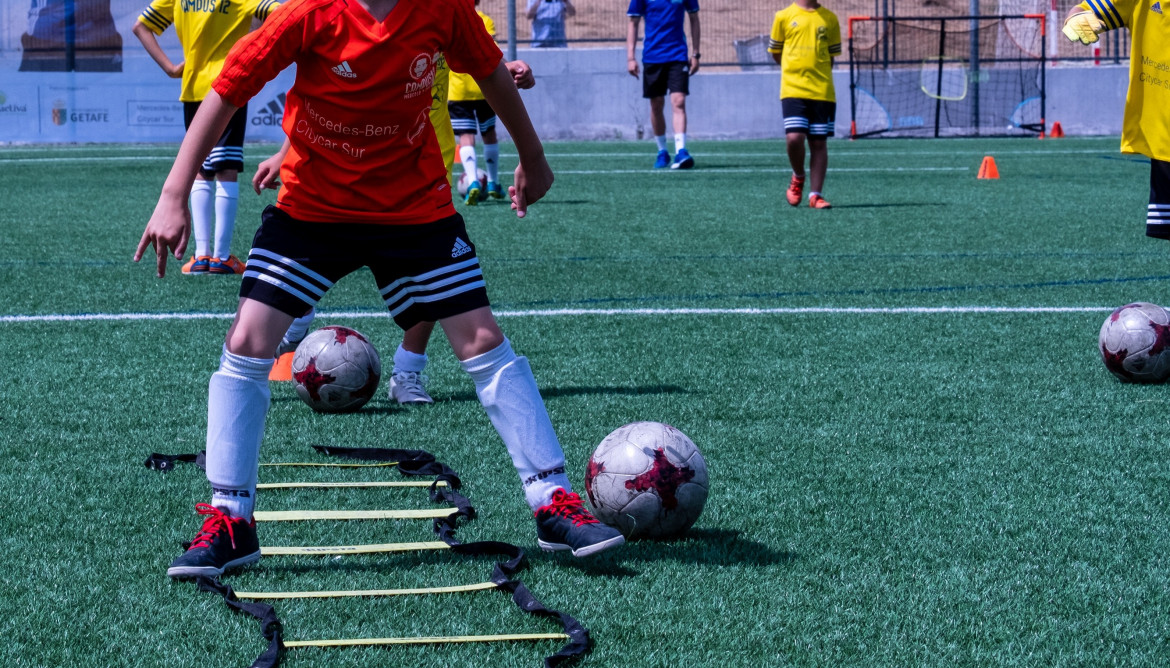 Niños jugando al fútbol