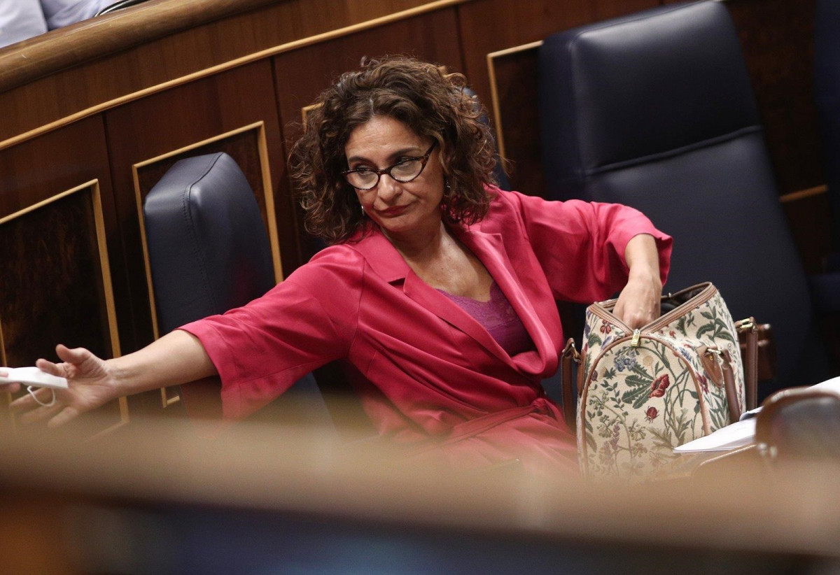 La ministra de Hacienda, María Jesús Montero, en el Pleno del Congreso