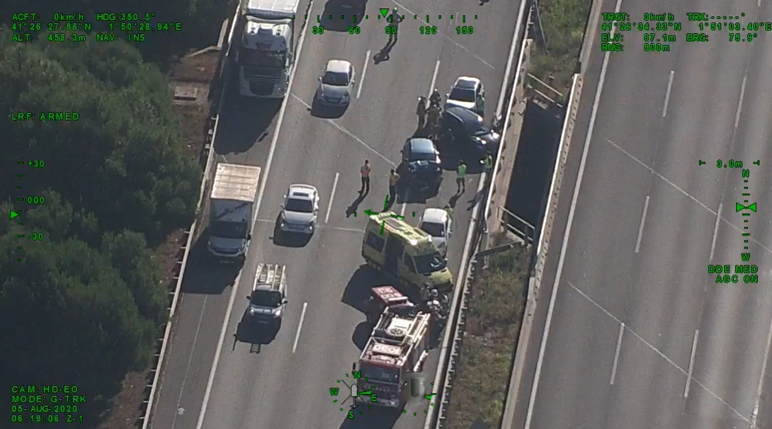 Un accidente en la autopista AP-7 a la altura de Gelida (Barcelona), en el que están implicados cuatro vehículos, deja retenciones en sentido sur y una persona herida leve. En Gelida (Barcelona), el
