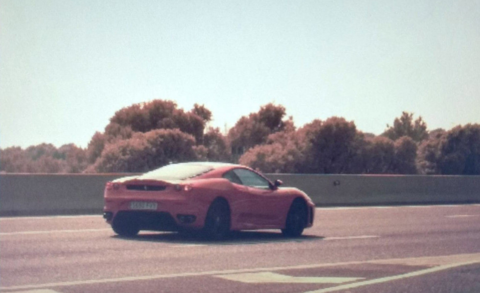 Un vehículo circula a 216 kilómetros por hora en la AP-7 a la altura de Roda de Berà (Tarragona).