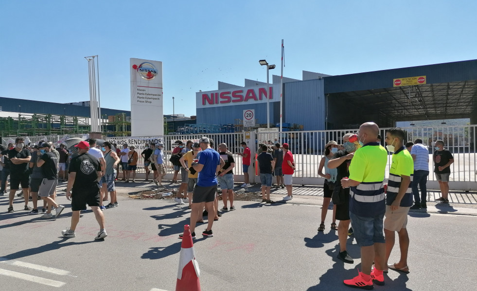 Trabajadores ante la fábrica de Nissan en Montcada i Reixac (Barcelona), antes de la asamblea para votar el acuerdo de cierre con la dirección.