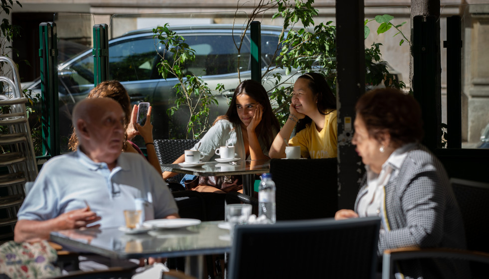 Varias personas disfrutan en una terraza de un bar durante el primer día de la Fase 1, cuando se reabren al público las terrazas al aire libre de los establecimientos de hostelería y restauración 
