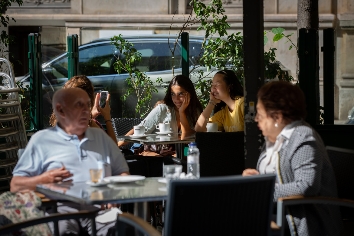 Varias personas disfrutan en una terraza de un bar durante el primer día de la Fase 1, cuando se reabren al público las terrazas al aire libre de los establecimientos de hostelería y restauración 