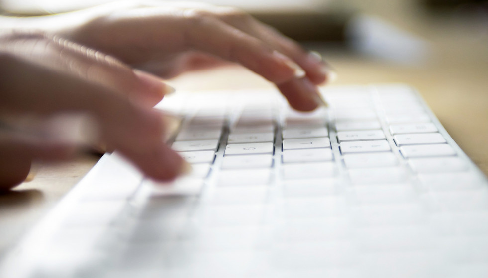 Imagen de una persona utilizando el teclado de un ordenador