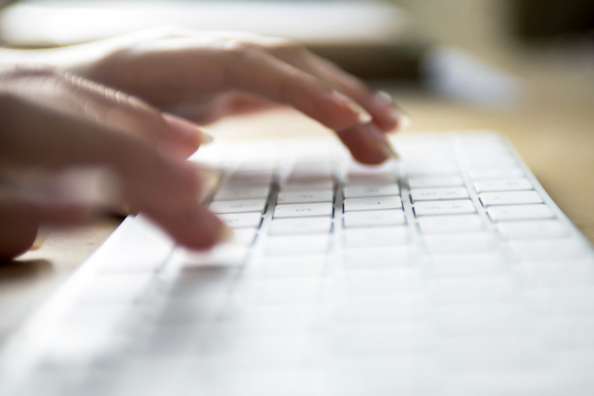 Imagen de una persona utilizando el teclado de un ordenador
